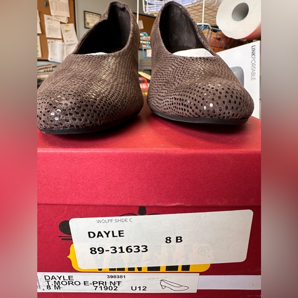 Vaneli - Picture 3 of 5